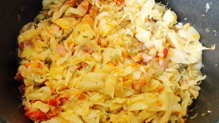 Рецепт солянки из капусты с сосисками и помидор в мультиварке