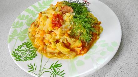 Рецепт солянки из капусты с сосисками и помидор в мультиварке