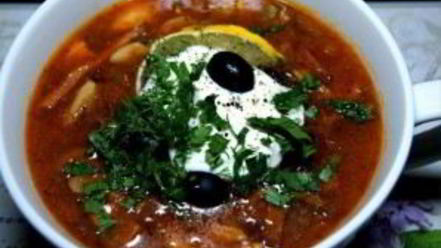 Рецепт солянки с колбасой и грибами