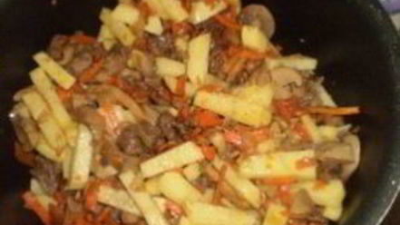 Рецепт солянки с колбасой и грибами