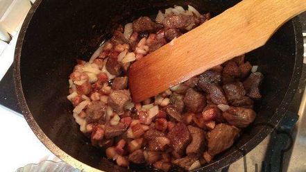 Рецепт солянки с мясом и колбасой, тушеная на сковороде