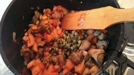 Рецепт солянки с мясом и колбасой, тушеная на сковороде