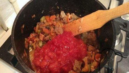 Рецепт солянки с мясом и колбасой, тушеная на сковороде