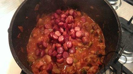 Рецепт солянки с мясом и колбасой, тушеная на сковороде