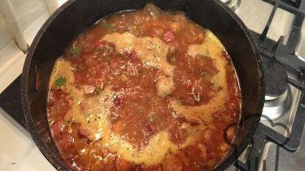 Рецепт солянки с мясом и колбасой, тушеная на сковороде