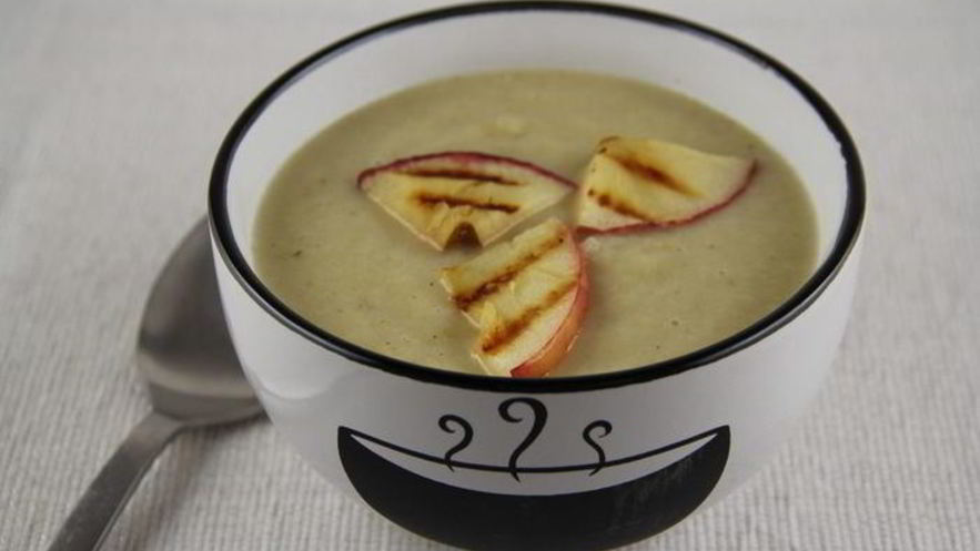Рецепт супа-пюре из сельдерея с яблоком, сидром и чеддером