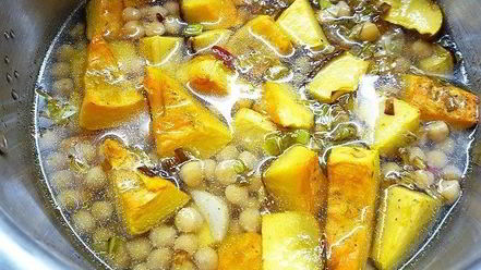 Рецепт тыквенного супа-пюре с нутом и креветками