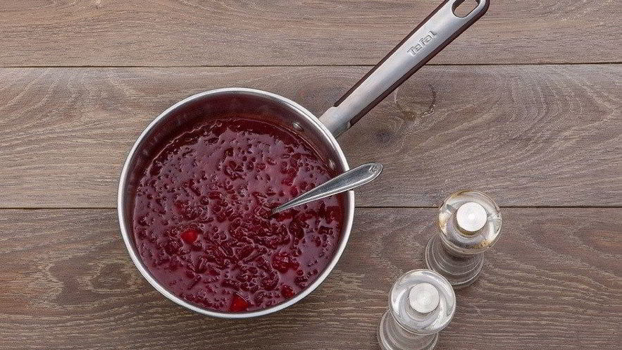 Рецепт горячего свекольника со сметаной