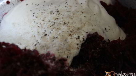 Рецепт холодного свекольника с курицей на сметане и минеральной воде