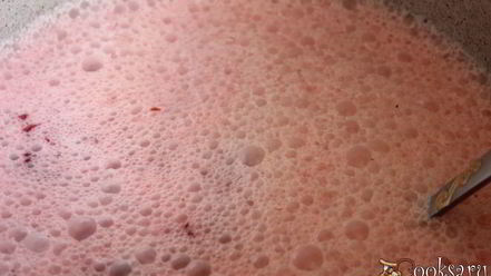 Рецепт холодного свекольника с курицей на сметане и минеральной воде