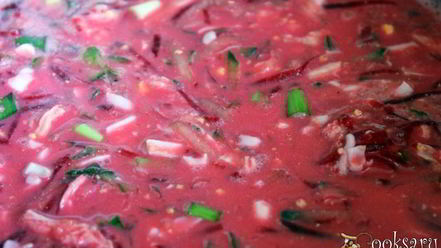 Рецепт холодного свекольника с курицей на сметане и минеральной воде