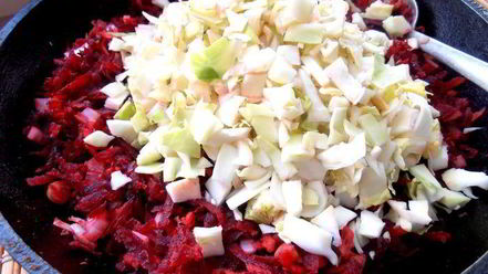 Рецепт латвийского свекольника с фрикадельками