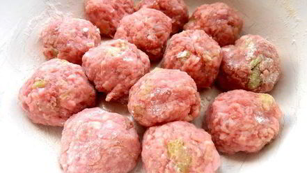 Рецепт латвийского свекольника с фрикадельками