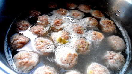 Рецепт латвийского свекольника с фрикадельками