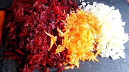 Рецепт латвийского свекольника с фрикадельками