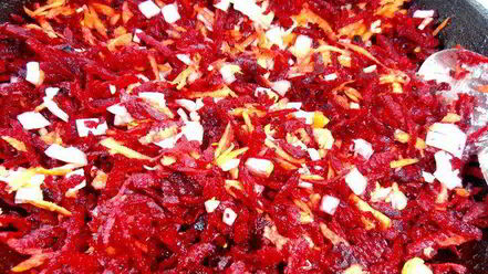 Рецепт латвийского свекольника с фрикадельками