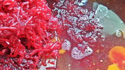 Рецепт свекольника с сосисками