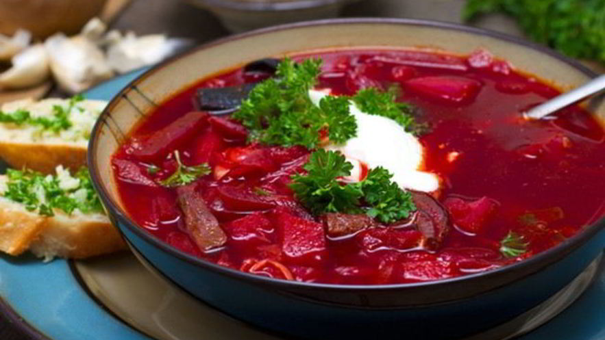 Рецепт теплого свекольника с мясом и ботвой