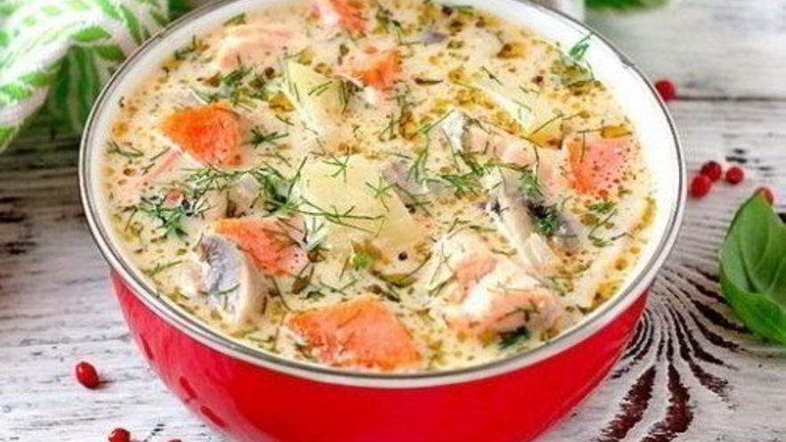 Рецепт аппетитного сырного супа с форелью и грибами
