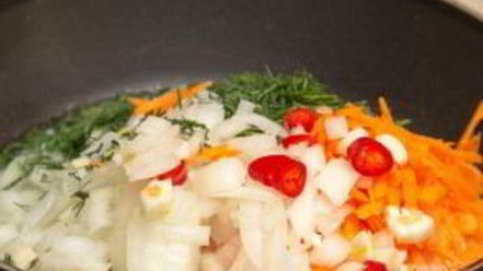 Рецепт горячего сырного супа с колбасой