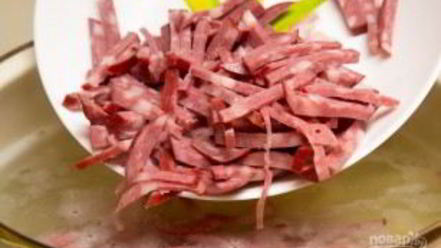 Рецепт горячего сырного супа с колбасой