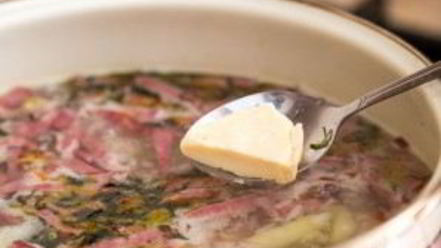 Рецепт горячего сырного супа с колбасой