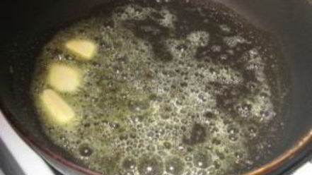 Рецепт сливочно-сырного суп с чесночными сухариками