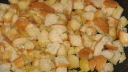 Рецепт сливочно-сырного суп с чесночными сухариками