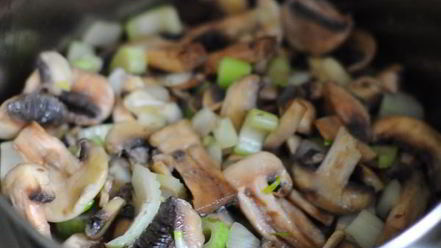 Рецепт сырного крема-супа с грибами и сельдереем