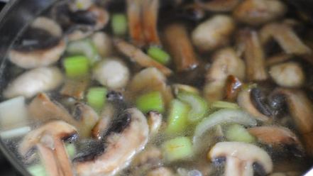 Рецепт сырного крема-супа с грибами и сельдереем