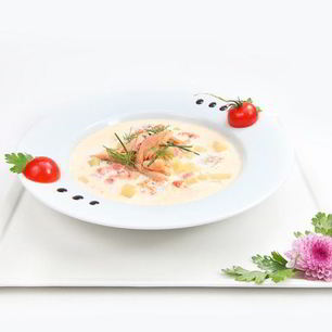 Рецепт Сливочной ухи с копченой форелью и томатами