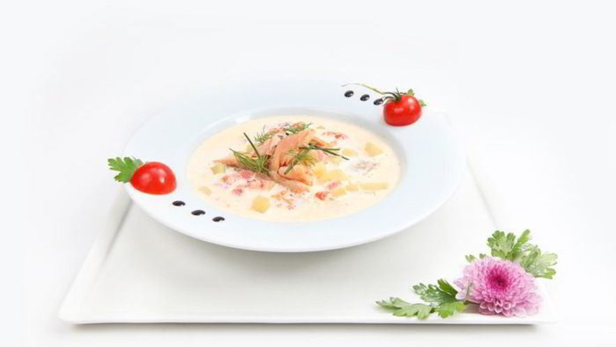 Рецепт сливочной ухи с копченой форелью и томатами
