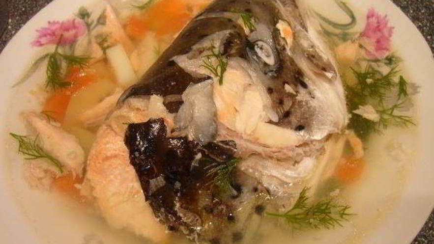 Рецепт ухи из семги с помидорами