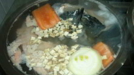 Рецепт ухи из семги с помидорами