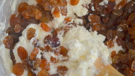 Рецепт блинной ванильной улитки с творогом и изюмом