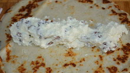 Рецепт блинной ванильной улитки с творогом и изюмом