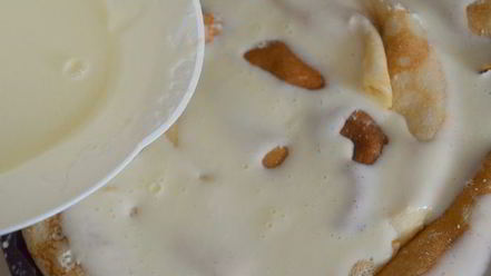 Рецепт блинной ванильной улитки с творогом и изюмом