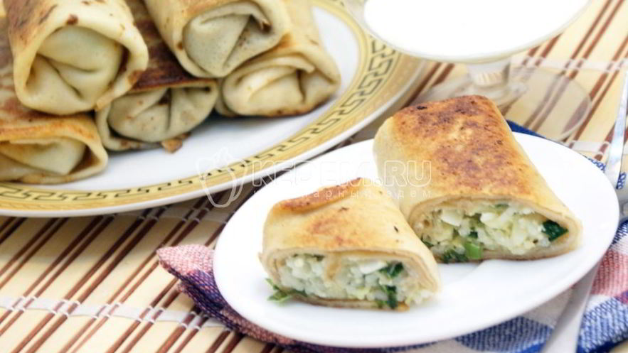 Рецепт блинов на кефире, фаршированные яйцом, рисом и луком