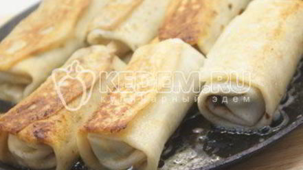 Рецепт блинов на кефире, фаршированные яйцом, рисом и луком