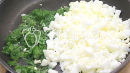 Рецепт блинов на кефире, фаршированные яйцом, рисом и луком