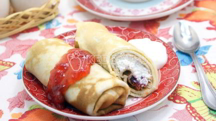 Рецепт Блинов на сливках с творогом и клубничным джемом