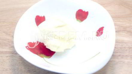 Рецепт блинов на сливках с творогом и клубничным джемом