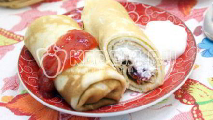 Рецепт блинов на сливках с творогом и клубничным джемом