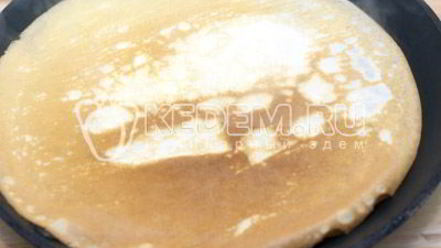 Рецепт блинов на сливках с творогом и клубничным джемом