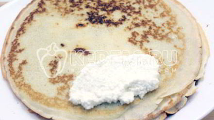 Рецепт блинов на сливках с творогом и клубничным джемом