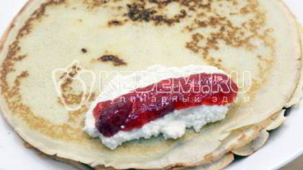 Рецепт блинов на сливках с творогом и клубничным джемом