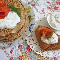 Рецепт Гречневых блинов с красной рыбой и творожным кремом