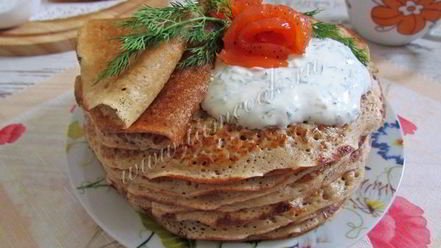 Рецепт гречневых блинов с красной рыбой и творожным кремом