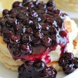 Рецепт Лимонных блинов с рикоттой и черничным соусом