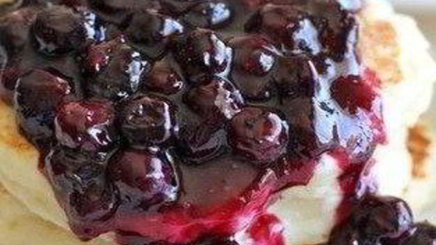 Рецепт лимонных блинов с рикоттой и черничным соусом